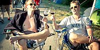 2 Männer, Wein, Glas, Camping