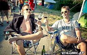 2 Männer, Wein, Glas, Camping