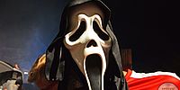 Mann mit Scream Maske