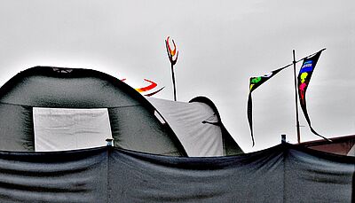 Zelt und Fahnen